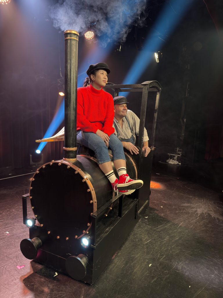 Jim Knopf (Kim Bohne) und Lukas der Lokomotivführer (Oliver Fleischer) mit der Lok Emma bei einem Pressetermin in Hannover.